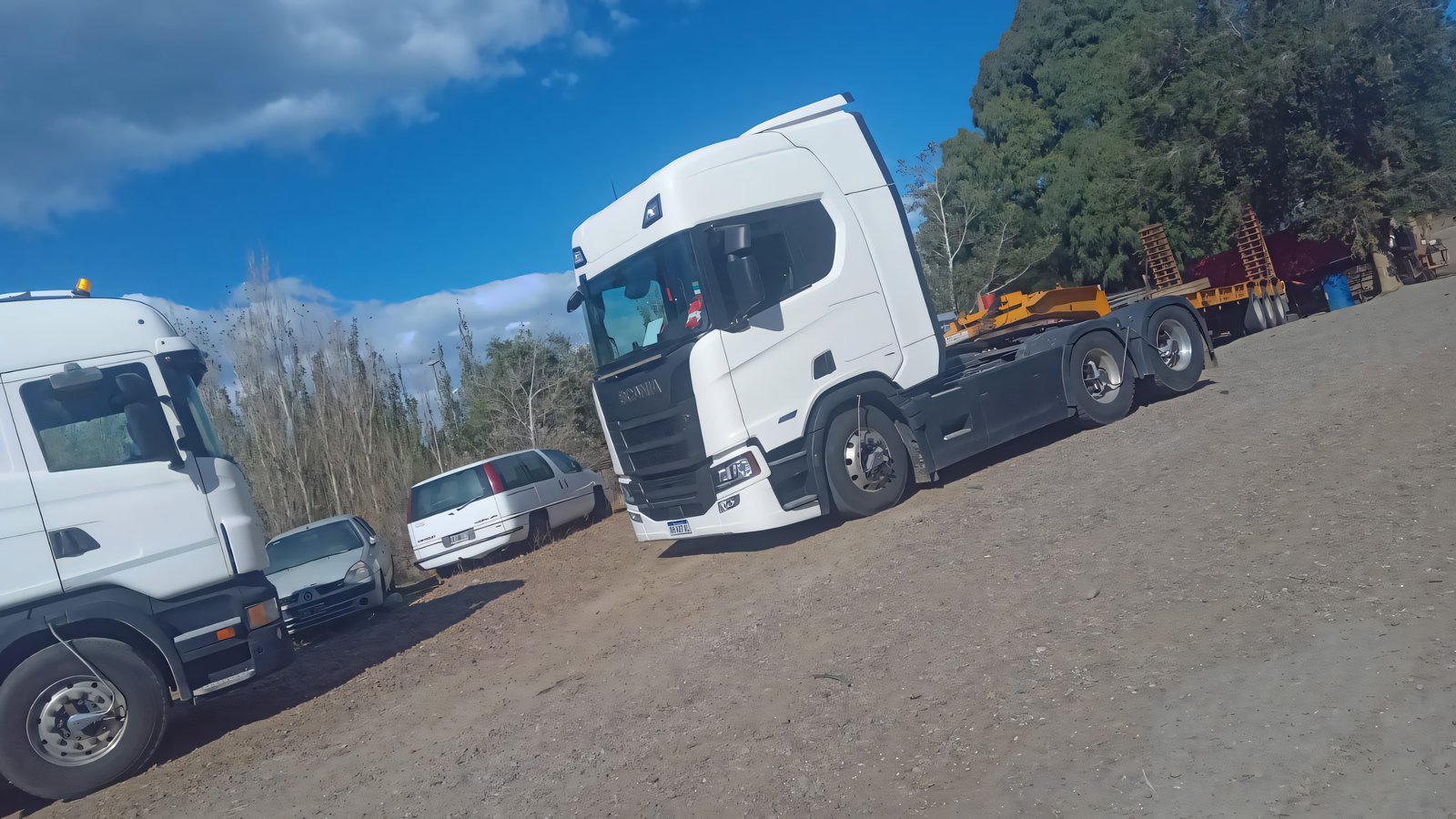 Flota pesada Transporte Leonel en operación — camiones y carretones en Patagonia Argentina